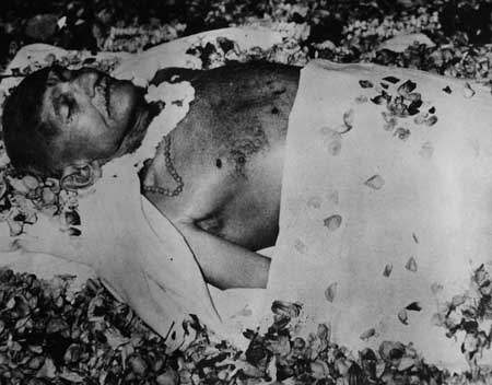 Mahatmaji's body lying in state at Birla House, New Delhi on 30th January, 1948.jpg